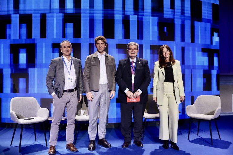 metxebarria_vg's tweet image. En #HouseAction pude explicar cómo estamos afrontando en #VitoriaGasteiz uno de los retos más complejos: garantizar el acceso a la vivienda 🏘️. Nuestro Plan de Choque avanza con nuevas promociones públicas, rehabilitación intensiva y la aplicación de la zona tensionada para…