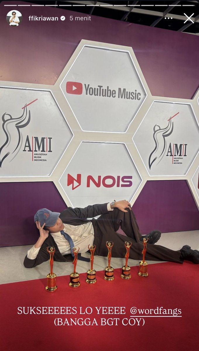 kalo kata <a href="/ffikriawan/">AWAN 🌩</a>, feast itu kan selamat / sukses.
selamat nya buat feast.
suksesnya buat hindia 🤣
<a href="/wordfangs/">Baskara Putra / Hindia</a>