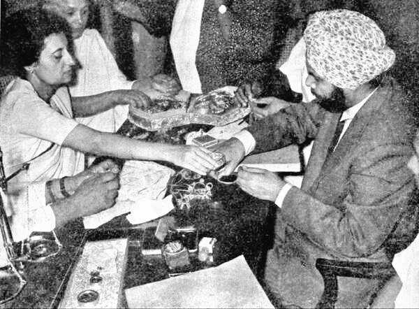 1962 :: Indira Gandhi Donating  Her Jewellery to National Defence Fund During India China War