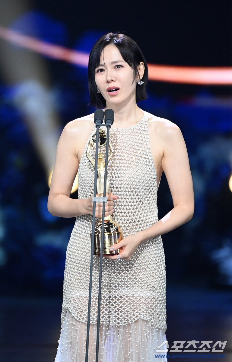 🗒️251119 Son Yejin's Best Actress acceptance speech 

"I remember receiving an award at the Blue Dragon Film Awards when I was 27. At the time, I said that living as a 27-year-old actress wasn’t easy — and that the award would give me strength..." 

🔗koreajoongangdaily.joins.com/news/2025-11-1…