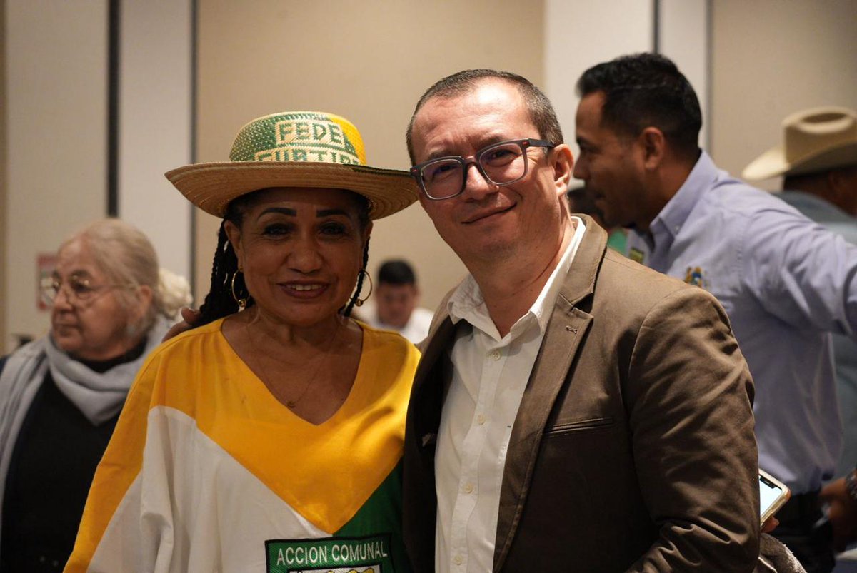 MinInterior's tweet photo. @AABenedetti @GabrielRondonO @jaimeberdugo @DapreCol @infopresidencia @petrogustavo @confecomunal Esta interlocución es clave para el presidente @gustavopetro, el ministro @AABenedetti y el viceministro general @JaimeBerdugoP, pues reconoce a la Acción Comunal como un aliado esencial en el fortalecimiento de las comunidades y del trabajo territorial. https://t.co/2lODOEySjK