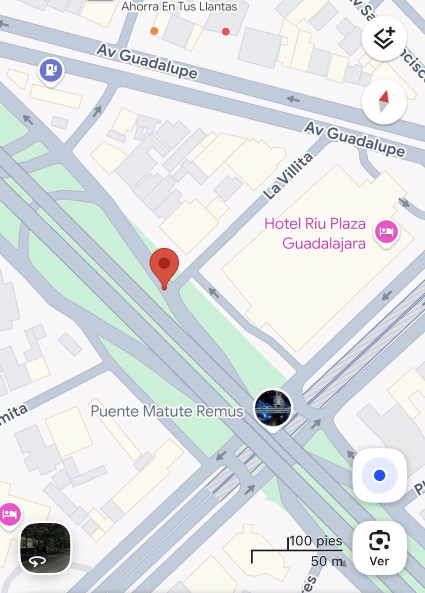 grbycrls's tweet photo. Pongan orden por favor, carros estacionados en batería y camionetas de pasajeros haciendo base para subir y bajar pasajeros. Todo esto a menos de 20m de unidades y oficiales de @JaliscoVial que no hacen nada por poner orden en este punto. @GuadalajaraGob @PoderAG_Jal @PoderAG_Zap https://t.co/GjJHlaSmNQ