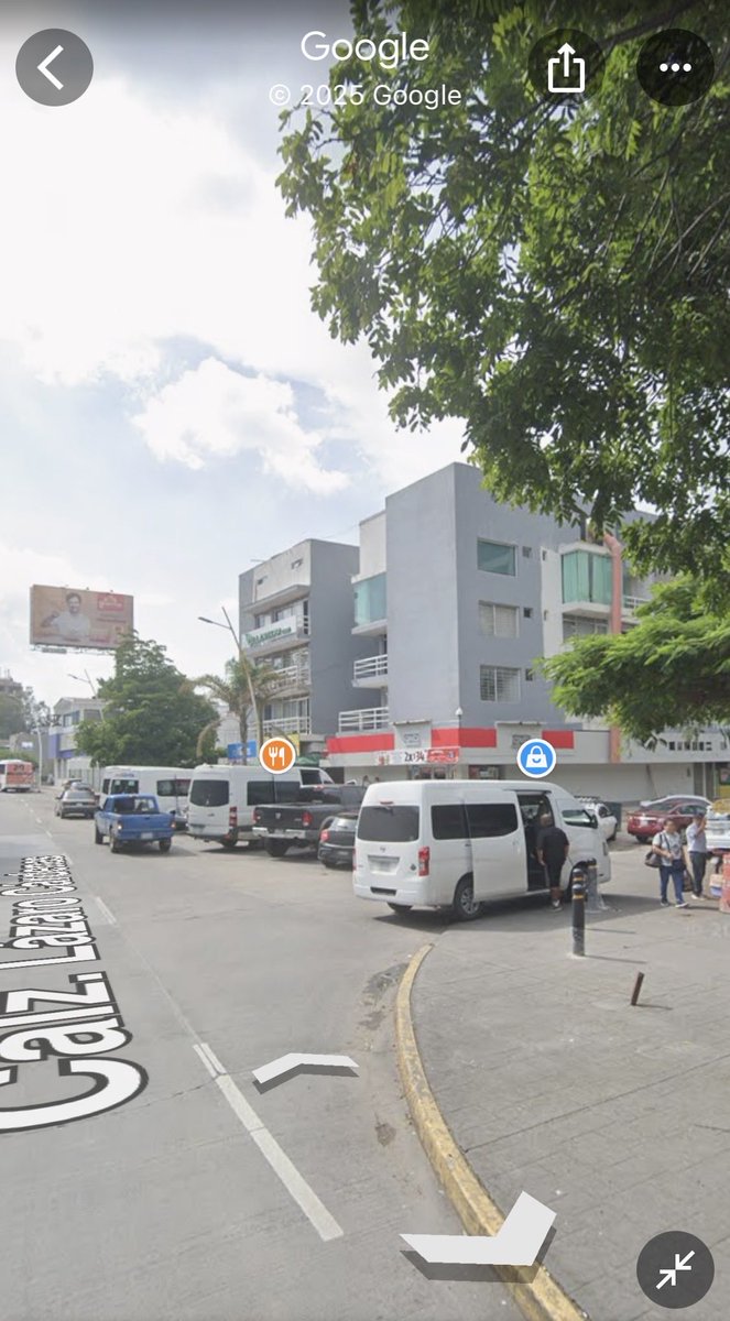 grbycrls's tweet photo. Pongan orden por favor, carros estacionados en batería y camionetas de pasajeros haciendo base para subir y bajar pasajeros. Todo esto a menos de 20m de unidades y oficiales de @JaliscoVial que no hacen nada por poner orden en este punto. @GuadalajaraGob @PoderAG_Jal @PoderAG_Zap https://t.co/GjJHlaSmNQ