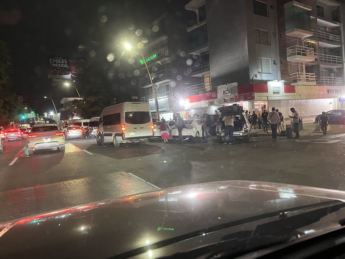 grbycrls's tweet photo. Pongan orden por favor, carros estacionados en batería y camionetas de pasajeros haciendo base para subir y bajar pasajeros. Todo esto a menos de 20m de unidades y oficiales de @JaliscoVial que no hacen nada por poner orden en este punto. @GuadalajaraGob @PoderAG_Jal @PoderAG_Zap https://t.co/GjJHlaSmNQ