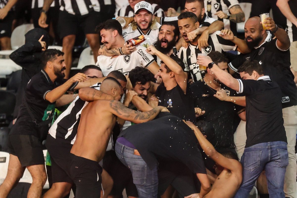 vpbfr's tweet photo. Pelé parou uma guerra, Kadir parou uma briga 😂

#paznosestadios

📸 Arthur Barreto https://t.co/NIxZlbZD4q