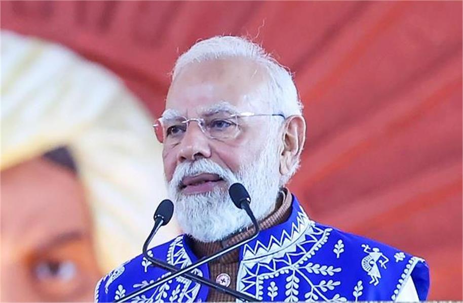 JagbaniOnline's tweet photo. ਪ੍ਰਧਾਨ ਮੰਤਰੀ ਨਰਿੰਦਰ ਮੋਦੀ ਬੁੱਧਵਾਰ, 19 ਨਵੰਬਰ ਨੂੰ ਪੁੱਟਾਪਰਥੀ ਪਹੁੰਚੇ ਜਿੱਥੇ ਗੁਜਰਾਤ ਤੋਂ 100 ਗਿਰ ਗਾਵਾਂ ਪ੍ਰਸ਼ਾਂਤੀ ਨਿਲਯਮ ਨੂੰ ਸੌਂਪੀਆਂ ਗਈਆਂ, ਜਿਨ੍ਹਾਂ ਨੂੰ ਬਾਅਦ ਵਿੱਚ ਕਿਸਾਨਾਂ ਵਿੱਚ ਵੰਡਿਆ ਜਾਵੇਗਾ।
#PMvisit #Puttaparthievent #Gircows #Saicentenary #Securityalert https://t.co/ifbE9QRaaV