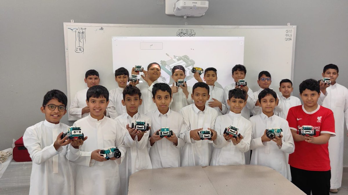 MOE_MDI's tweet photo. اختتمت الإدارة العامة للتعليم بمنطقة #المدينة_المنورة المرحلة الأولى من مبادرة فصول #الذكاء_الاصطناعي والروبوتات، والتي نفذت في متوسطة الوليد بن عقبة، بدعم من مؤسسة تكافل الخيرية، وبإشراف مركز الذكاء الاصطناعي للتدريب (أكاديمية الروبوت).
استفاد من البرنامج أكثر من 30 طالبًا خضعوا لتدريب مكثّف على أساسيات بناء #الروبوت من الصفر، والبرمجة باستخدام بيئات تعليمية متقدمة، ضمن ستة مشاريع تطبيقية متنوعة.
يُذكر أن المبادرة تستهدف التوسع خلال الفصول المقبلة لتشمل عددًا أكبر من المدارس، بما يسهم في تنمية قدرات الطلاب وتأهيلهم للمنافسة في مجالات التقنية والذكاء الاصطناعي.