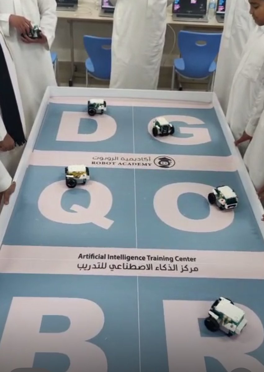 MOE_MDI's tweet photo. اختتمت الإدارة العامة للتعليم بمنطقة #المدينة_المنورة المرحلة الأولى من مبادرة فصول #الذكاء_الاصطناعي والروبوتات، والتي نفذت في متوسطة الوليد بن عقبة، بدعم من مؤسسة تكافل الخيرية، وبإشراف مركز الذكاء الاصطناعي للتدريب (أكاديمية الروبوت).
استفاد من البرنامج أكثر من 30 طالبًا خضعوا لتدريب مكثّف على أساسيات بناء #الروبوت من الصفر، والبرمجة باستخدام بيئات تعليمية متقدمة، ضمن ستة مشاريع تطبيقية متنوعة.
يُذكر أن المبادرة تستهدف التوسع خلال الفصول المقبلة لتشمل عددًا أكبر من المدارس، بما يسهم في تنمية قدرات الطلاب وتأهيلهم للمنافسة في مجالات التقنية والذكاء الاصطناعي.