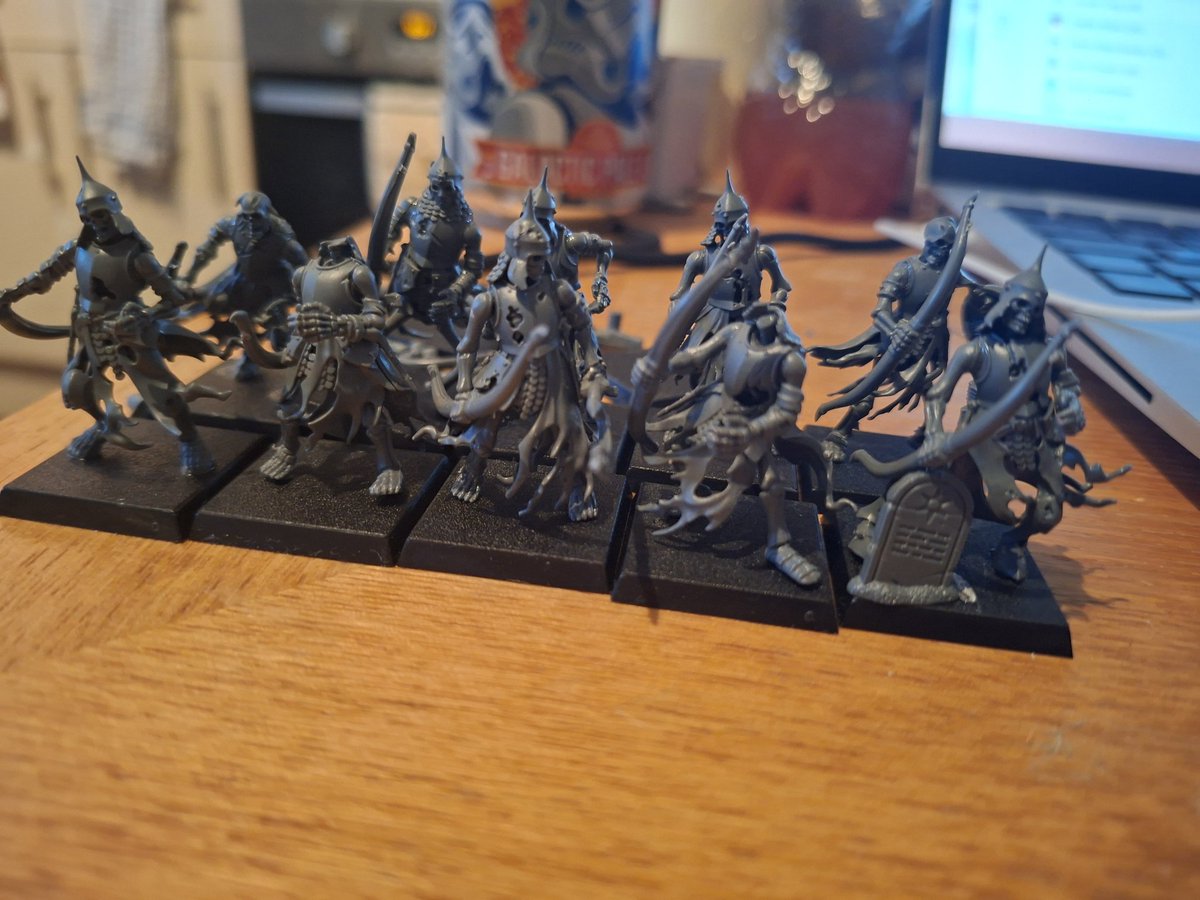 Dennett86's tweet image. Tomb Kings archers using Soulblight Gravelords. Think they come together pretty well. 5 more to build and two heads to find!!
#TheOldWorld #WarhammerCommunity #Nerdlings