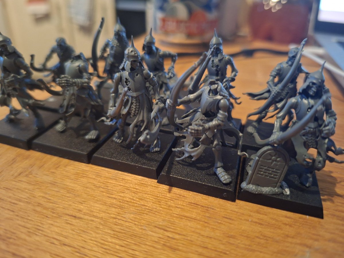 Dennett86's tweet image. Tomb Kings archers using Soulblight Gravelords. Think they come together pretty well. 5 more to build and two heads to find!!
#TheOldWorld #WarhammerCommunity #Nerdlings