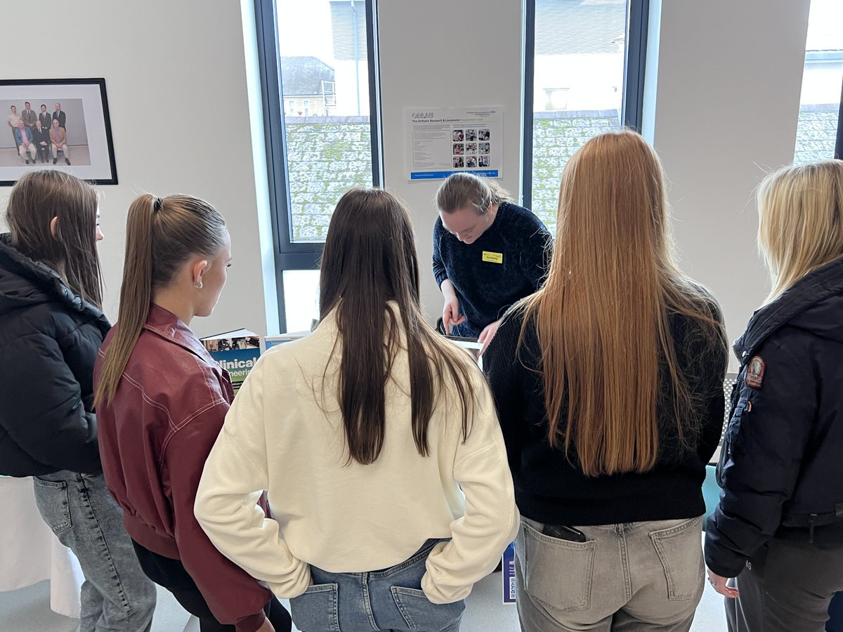 YDB_6thForm's tweet photo. Mynychodd rhai o'n myfyrwyr Chweched Dosbarth sy'n gobeithio dilyn proffesiwn yn y maes gofal iechyd Ddigwyddiad Gyrfaoedd Ysbyty Orthopedig Robert Jones ac Agnes Hunt ddoe. Buont yn siarad ag arbenigwyr a chawsant arddangosiadau o ystod o ddisgyblaethau, yn ogystal â... 1/2 https://t.co/88e71KKevp