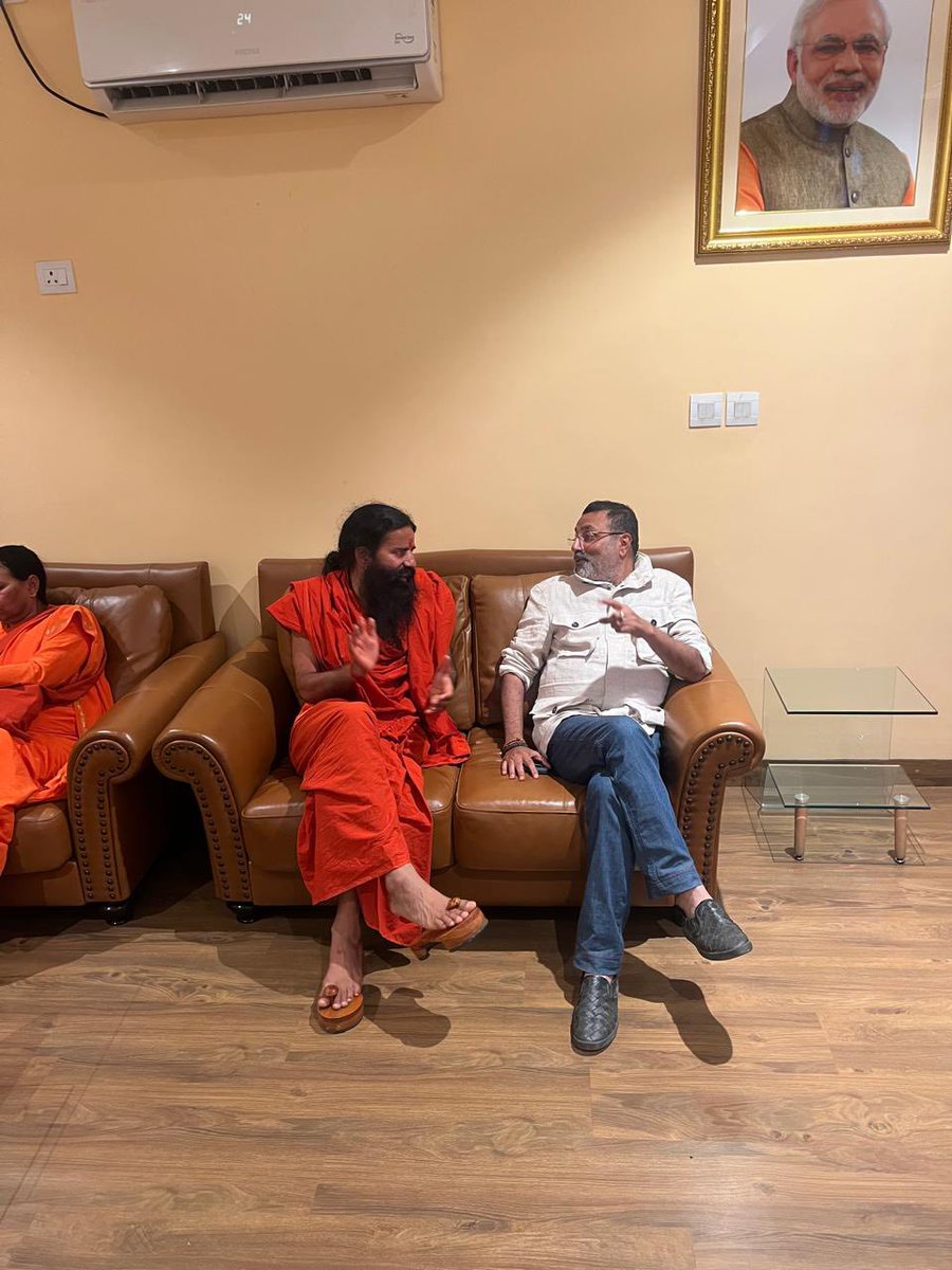 nishikant_dubey's tweet image. योग को प्रधानमंत्री मोदी जी के नेतृत्व में दुनिया भर में पहुँचाने वाले योग गुरु,जिन्होंने भारतीय संस्कृति को स्थापित किया वैसे बाबा रामदेव जी का देवभूमि देवघर में स्वागत किया.
#UnityDay
#Devghar