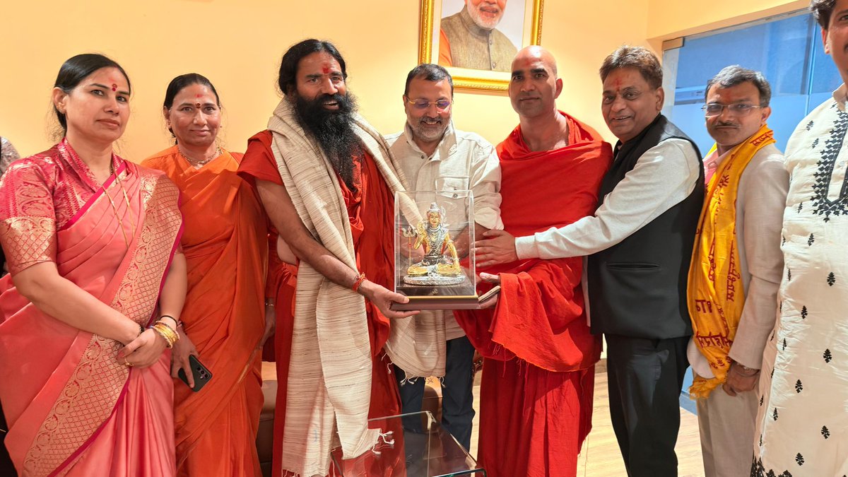 nishikant_dubey's tweet image. योग को प्रधानमंत्री मोदी जी के नेतृत्व में दुनिया भर में पहुँचाने वाले योग गुरु,जिन्होंने भारतीय संस्कृति को स्थापित किया वैसे बाबा रामदेव जी का देवभूमि देवघर में स्वागत किया.
#UnityDay
#Devghar