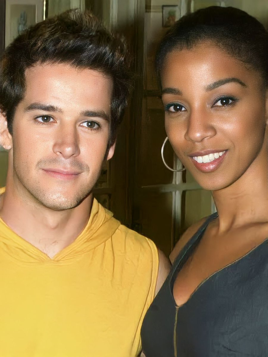 RianTw1tter's tweet image. essa geração atual não aguentaria a escalação da Adriana Lessa como mãe do Murilo Benício em O Clone sendo que ambos tinham a mesma idade na época.