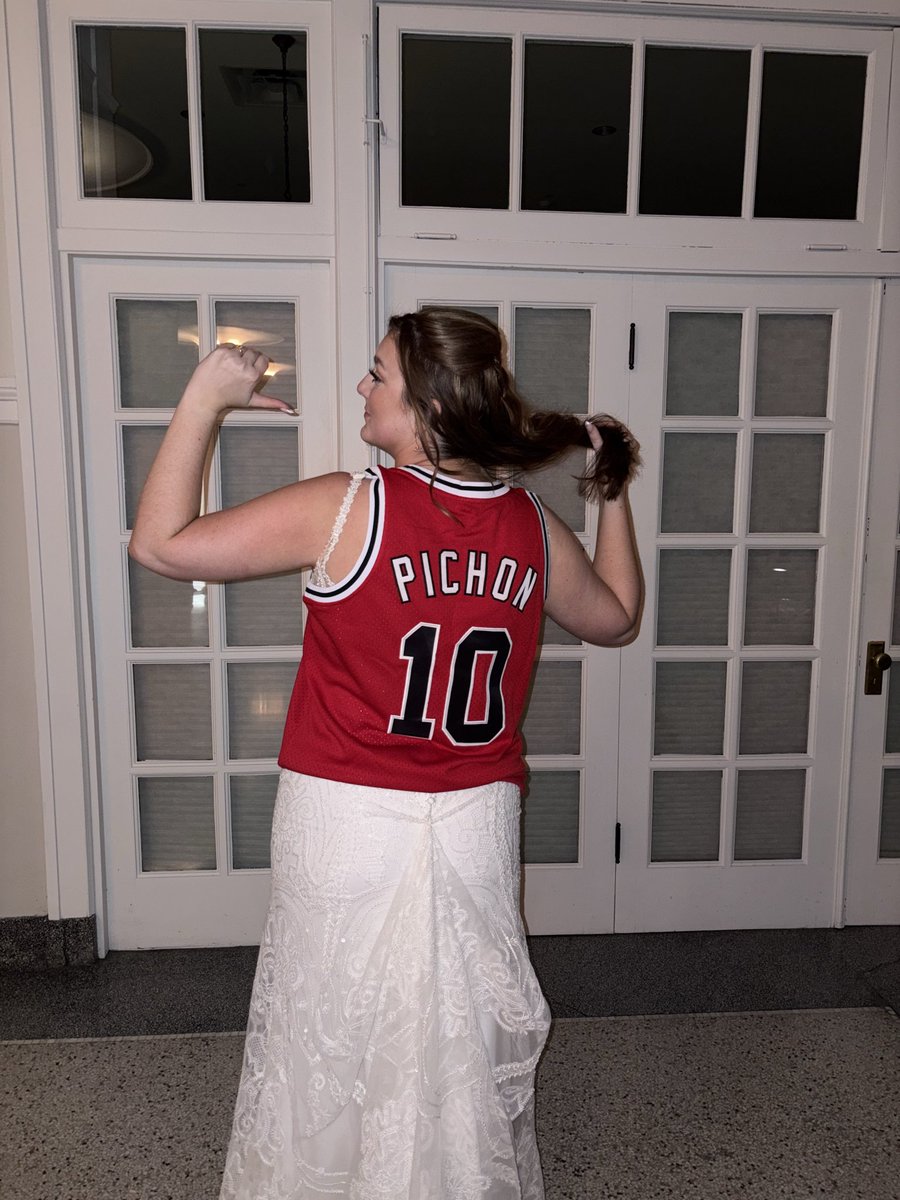 valorie_kay2's tweet photo. We had a Chicago Bulls themed wedding reception and the Bulls won on our wedding day! Coincidence? Absolutely not! You’re welcome, Chicago. 🏀🤍❤️ 

See you in person Friday for back to back games!
#BullsNation https://t.co/y9PEZ5Mklj