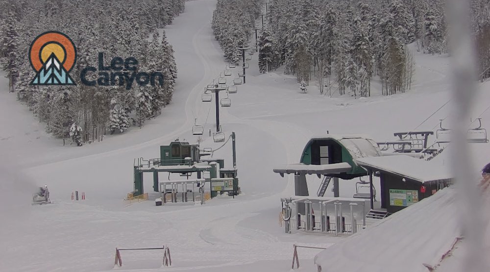 ChloeKoast's tweet image. This morning @LeeCanyonLV is reporting 12” of snow in the last 24 hours &amp;amp; 25” of snow over the last 4 days. Opening day is Friday! ❄️ #PowderAlert #LeeCanyon #Snow