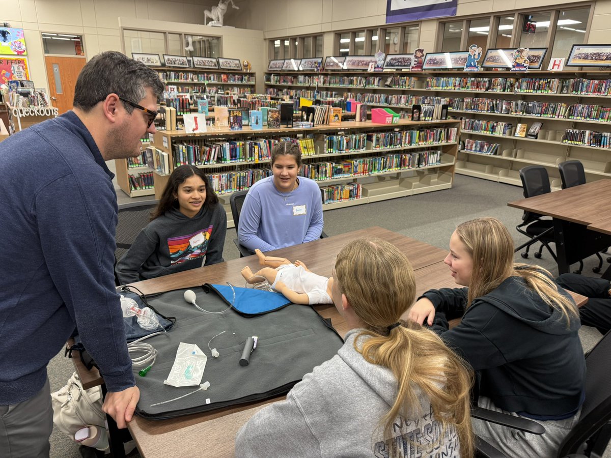 BMSHAL_Hahn's tweet photo. 7th HAL Medical Seminar…intro to medical careers today! @MPS_HAL @MPS_Beadle https://t.co/oaiyu6xsPg