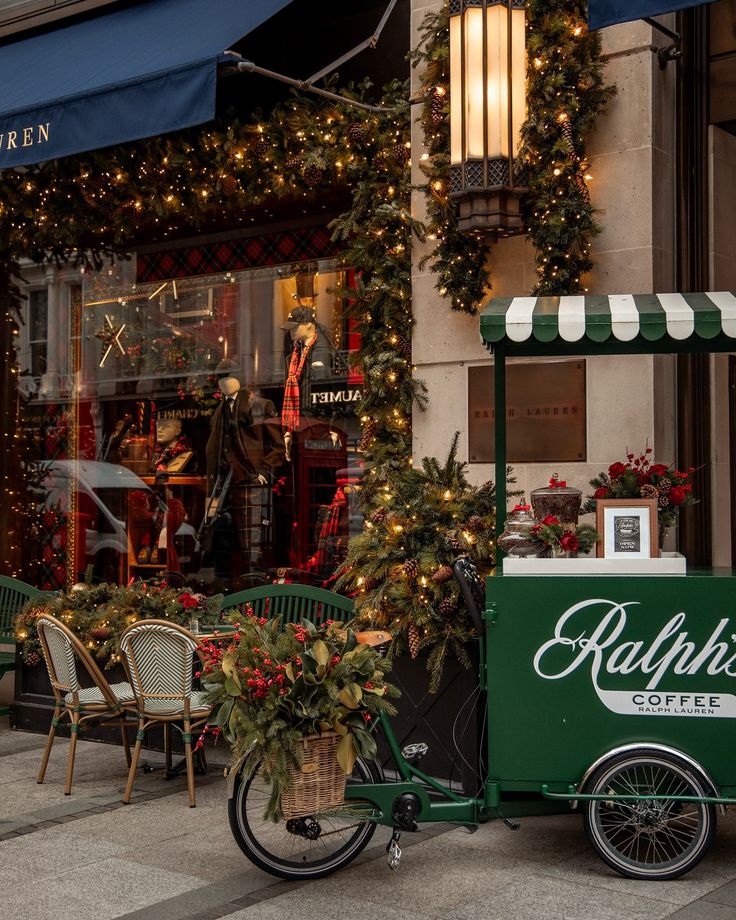 ceelune_'s tweet image. only 36 days until christmas 🎅🏻🧣🎄