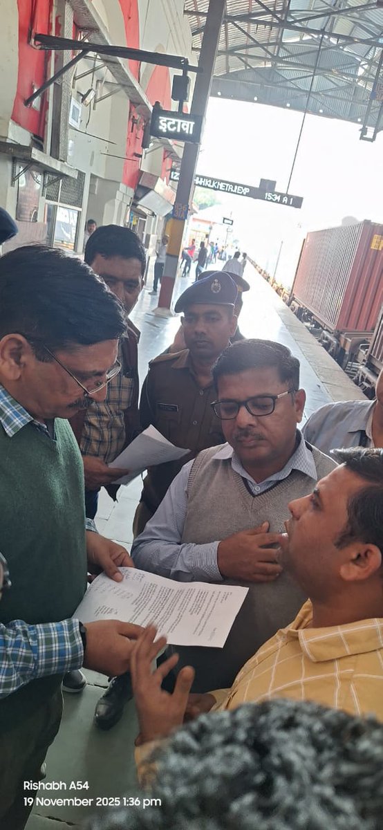 PratikKush7244's tweet image. माननीय रेल मंत्री @AshwiniVaishnaw जी अब तो 6 वर्ष पूरे होने वाले अब ठहराव करवाने की कृपा करें आपकी बहुत मेहरबानी होगी  जनता को भी बहुत सुविधा होगी  भरथना की जनता आप से आस लगा के बैठी है ठहराव सुनिश्चित करे 🙏 
@Bhavesh63021079 @BJP4India @CPRONCR @RailwaySeva @drmncrald