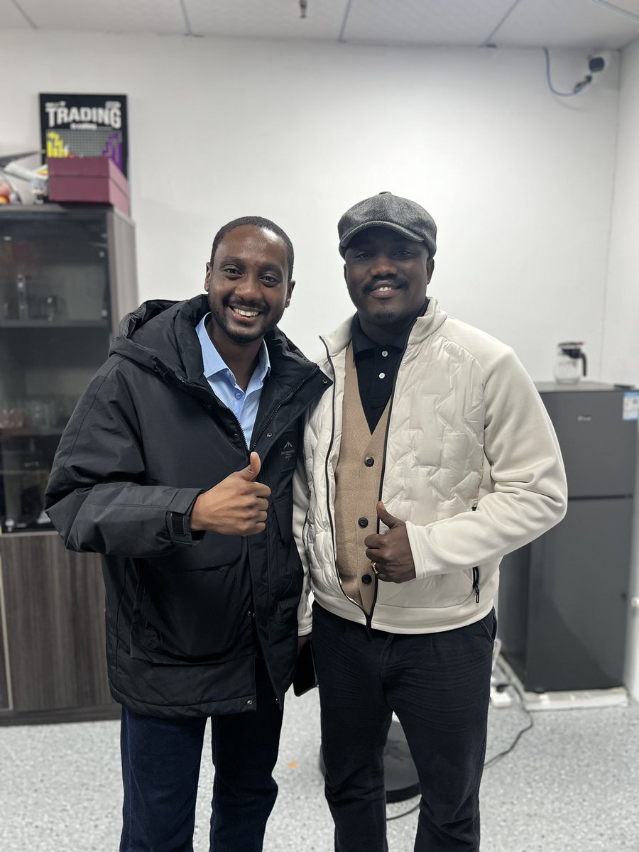 ASIEEXPRESS's tweet photo. On devient toujours la somme des personnes qui nous entourent.

🚀 Et si tu veux t’entourer de partenaires fiables pour ton business, AsieExpress est là.
Écris-moi 
#MotivationDuJour #Mindset #BusinessMindset #Entourage #Reussite #PenséeDuJour #Inspiration #Leadership #Discipline https://t.co/0UxL6wkQVg