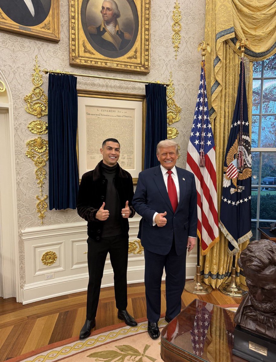 TheNassrZone's tweet photo. Cristiano with Donald Trump at the Oval Office 🥶 https://t.co/CjS6AvcZwm