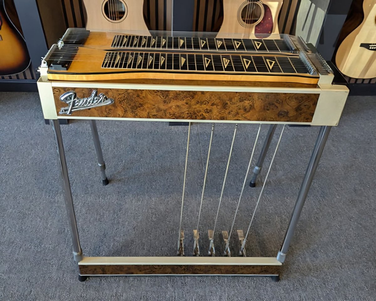 #Slash with his new Franklin Ped-A-Bro, and a rare Fender PS210. Both hand delivered to L.A. by Emmons Custom Shop. 
Thanks to them for the pics