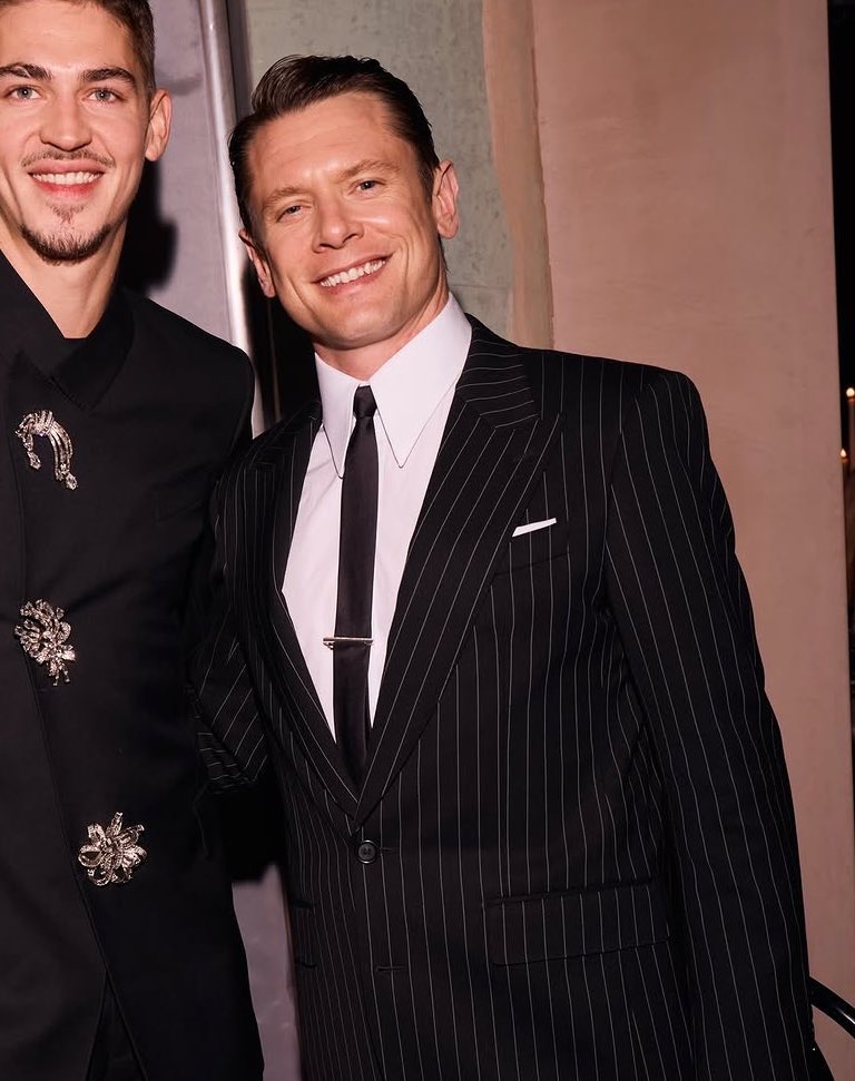 the actual suit….HELLOOOO