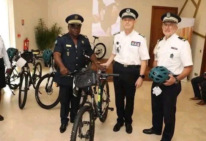 kabre13's tweet photo. Les dons de la France aux pays africains :
1- Avion pour le Burkina pour lutter contre le terrorisme. 
2- Appareil de musique boomer pour l'armée malienne pour lutter contre l'insécurité au sahel.
3- 5 vélos à la police gabonaise pour lutter contre l'insécurité en ville. https://t.co/QgDlyCy1Sk