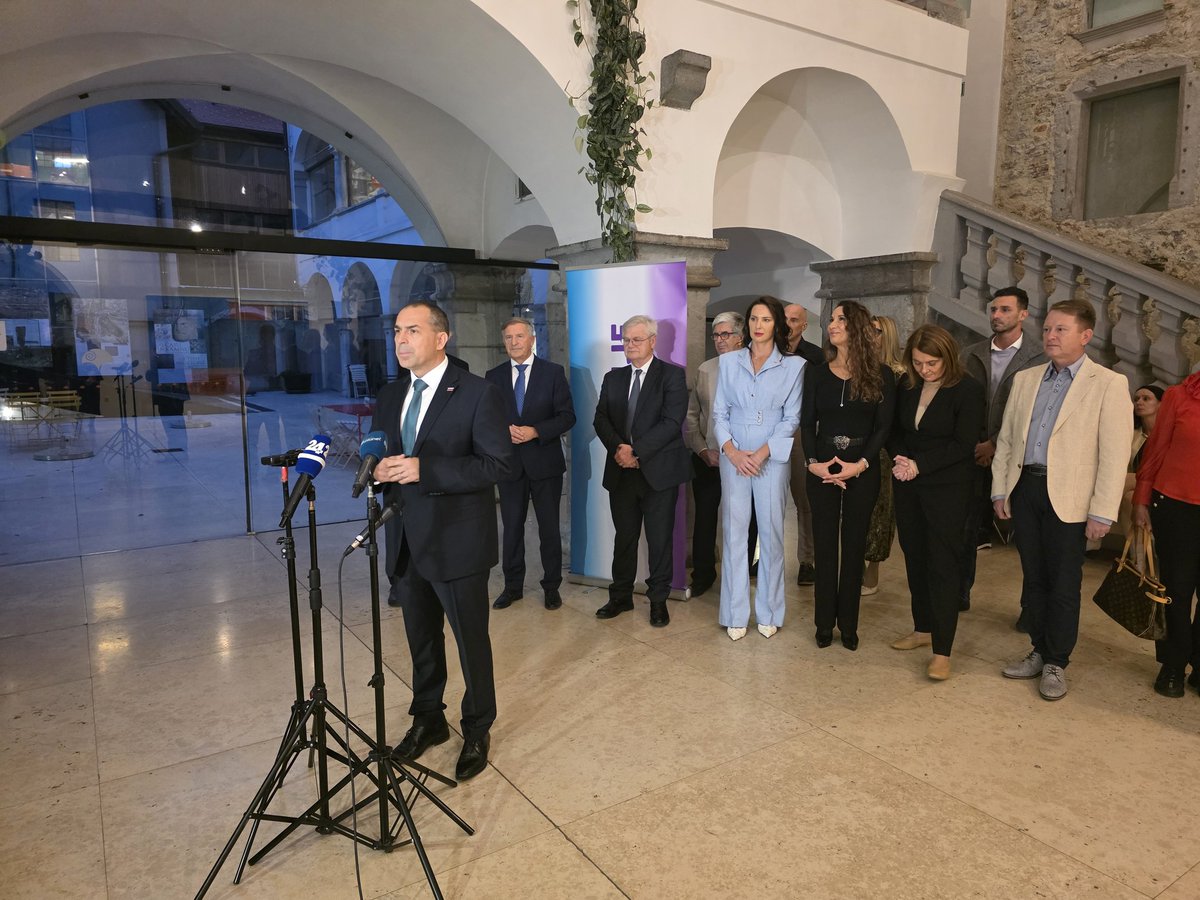 Poslanec <a href="/DKaloh/">Dejan Kaloh</a> in njegovi <a href="/SuvereniSLO/">@SUVERENI</a> ravnokar v Mestnem muzeju Ljubljana oznanjajo združitev s stranko Zaupanje <a href="/KarlErjavec/">Karl Erjavec</a>. Erjavec ob tem v strahu pred "zmešnjavo zaradi poplave novih strank" napoveduje, da bo Zaupanje v imenu nosilo tudi njegovo ime.