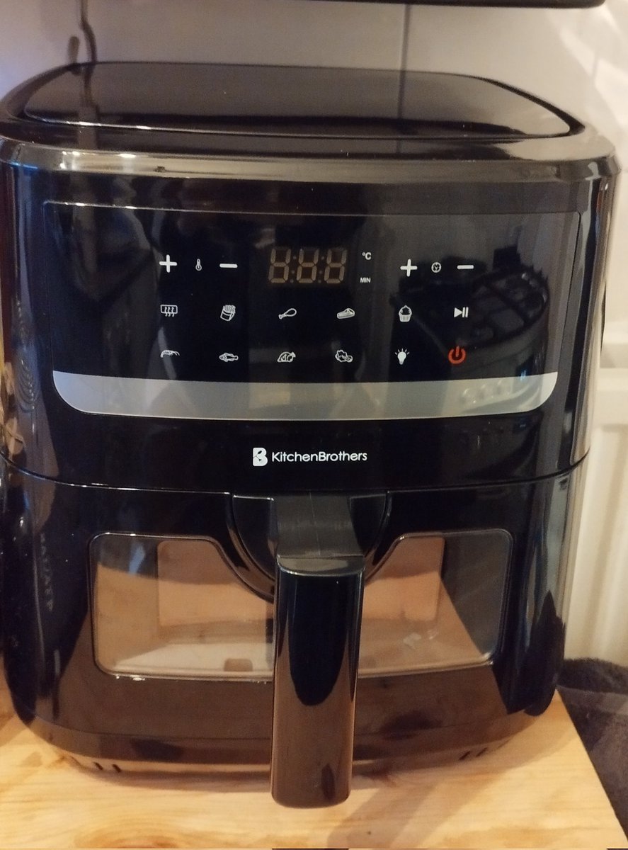 Wat heb ik toch lieve kinderen en schoonzoon. Kom je thuis van een paar daagjes weg, staan deze verjaardagscadeaus in de keuken 😍🥰 
Dat hebben ze goed geheim gehouden. Want ik had ze nog gezegd dat ik in december nieuwe ging kopen. 🥳🎉🥳 
#BlijeMama