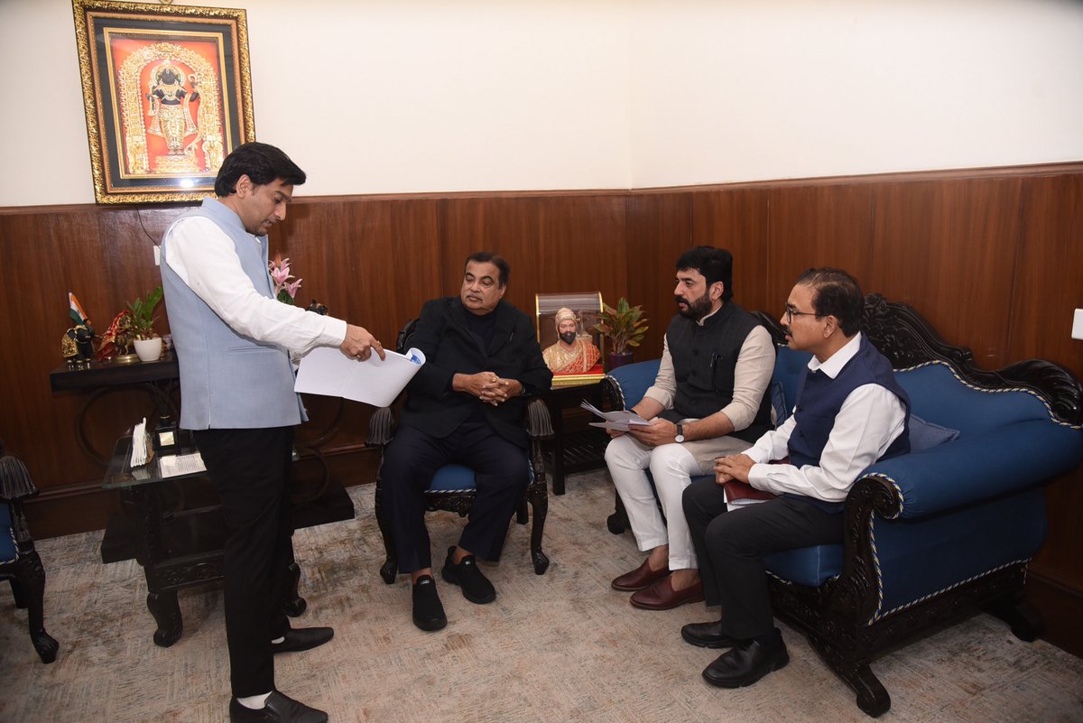 राष्ट्रीय महामार्गावरील नवले पूल परिसरातील अपघात रोखण्यासाठी मा. नितीनजी गडकरी यांची भेट…

📍नवी दिल्ली

पुणे-बंगलोर राष्ट्रीय महामार्गावरील नवले पूल परिसरात होणाऱ्या अपघात रोखण्यासाठी राष्ट्रीय महामार्ग प्राधिकरणाच्या माध्यमातून अल्पकालीन आणि दीर्घकालीन उपाययोजना राबविण्यात