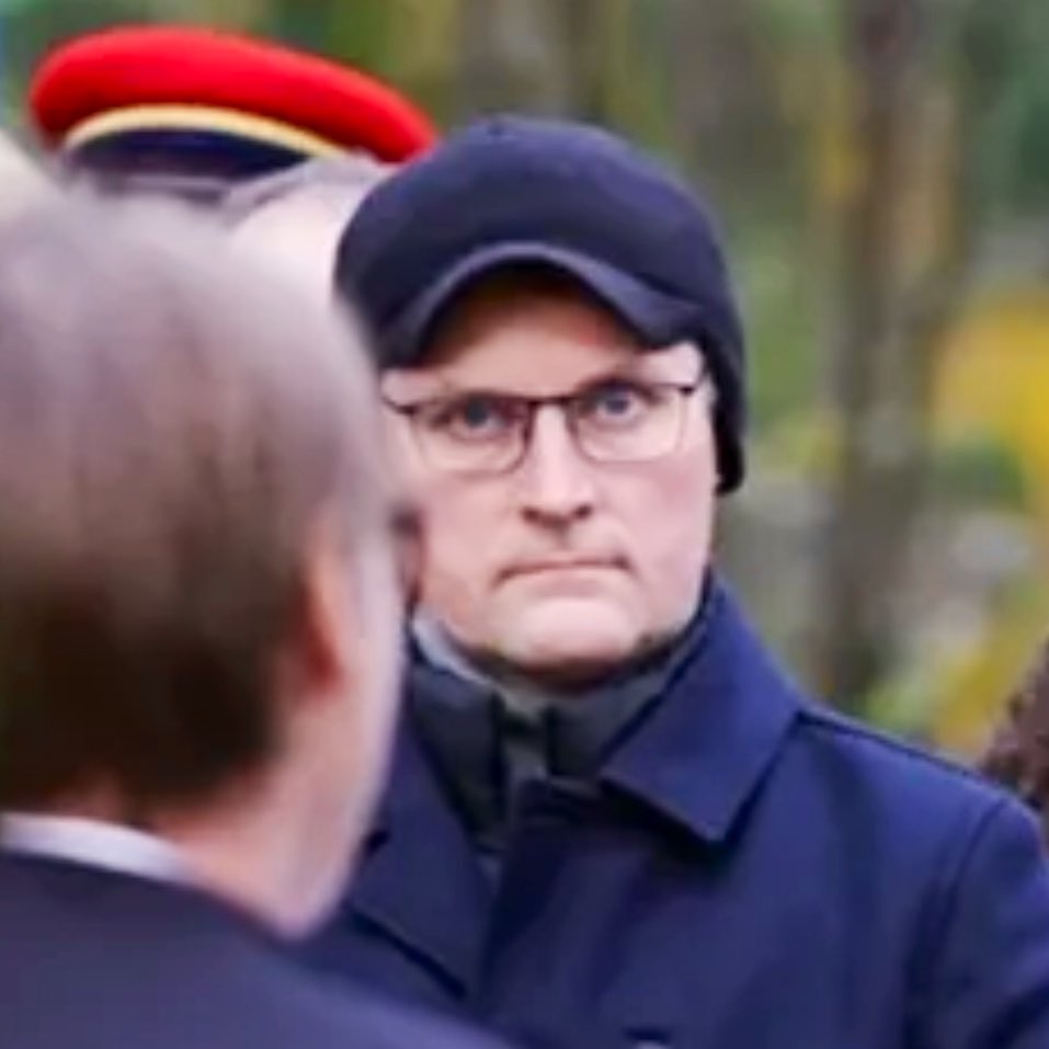 POV:
Du äußerst den Gedanken, dass es vielleicht im Sinne der Allgemeinheit wäre, einige Kleingärten zugunsten von dringend benötigtem Wohnraum oder einer neuen Straßenbahntrasse aufzugeben.