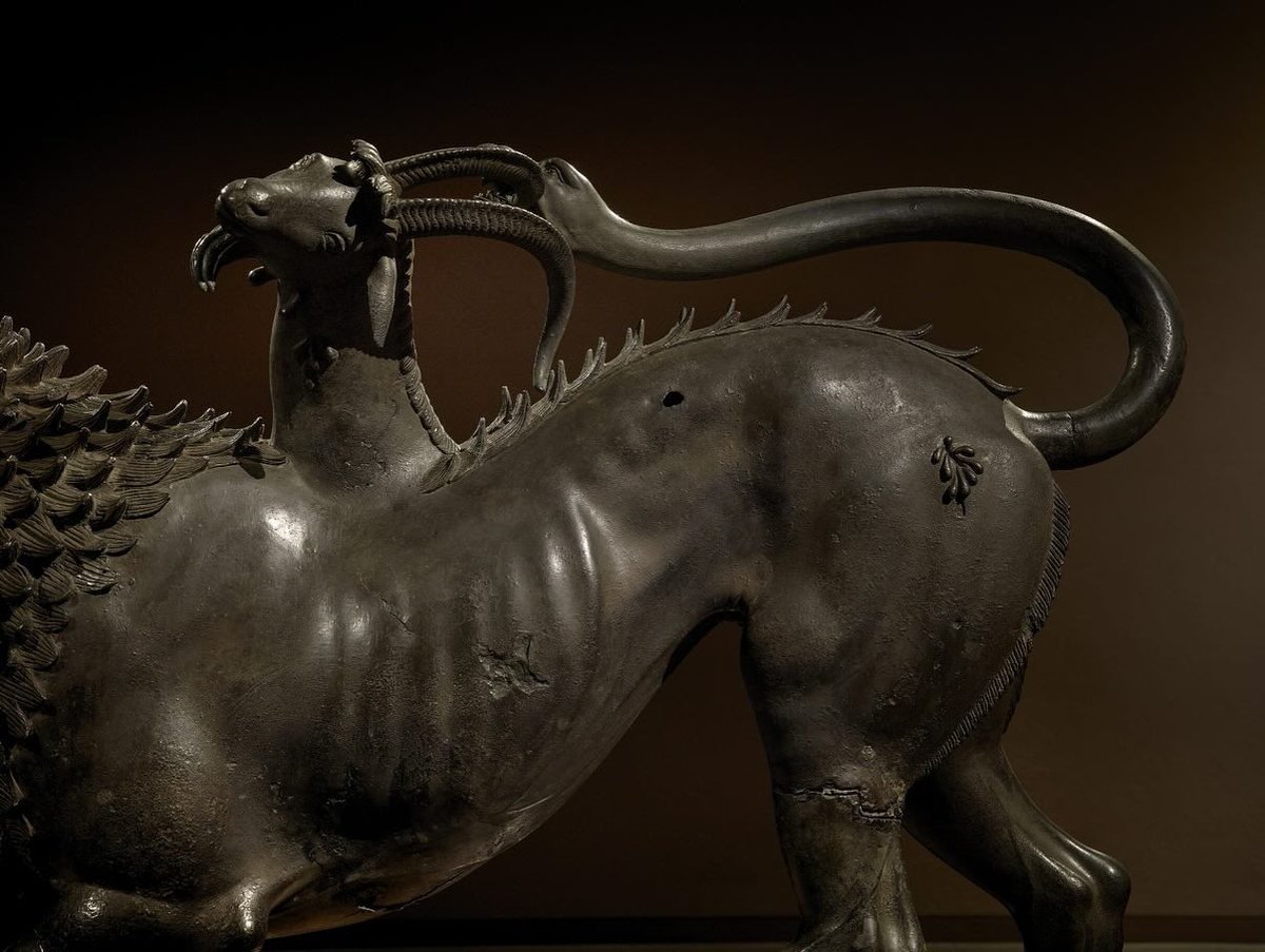 La Chimera d’Arezzo torna a mostrarsi in una sala completamente rinnovata al Museo archeologico nazionale di Firenze.
Un allestimento immersivo, luce nuova e un rapporto più personale tra opera e visitatori. L’antico deve continuare ad ispirare.
#ChimeradArezzo #MiC #Etruschi