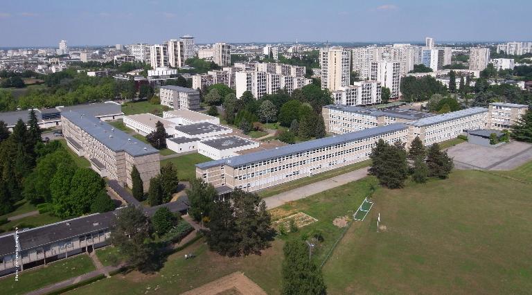 F_Desouche's tweet image. Un professeur menacé de mort à Rennes : les parents refusent que leur fille soit scolarisée dans une classe tenue par un instituteur homme. fdesouche.com/2025/11/19/un-…