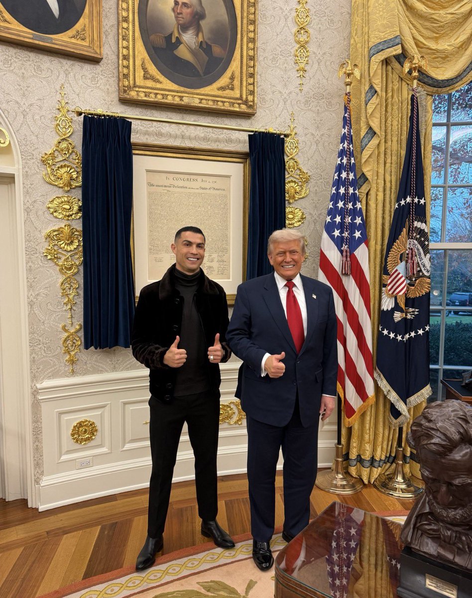 mfu46's tweet image. الرئيس ترامب مع كريستيانو رونالدو في المكتب البيضاوي