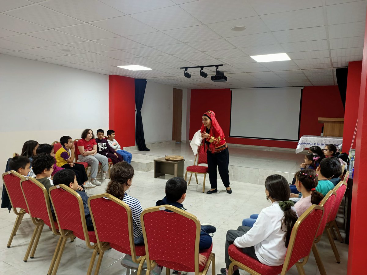 Öğretmenimiz Yurdagül ÖNDER ÖZ öğrencilerini Kadın Meddah Nalan Tunga PEHLİVAN ile buluşturdu. Öğrencilerimize  Meddahlık kültürünün tanıtılmasının yanında anlatılan “Orman“ hikayesi  ile de çevre bilinci, ağaç orman sevgisi gibi değerlerimiz anlatılmıştır.