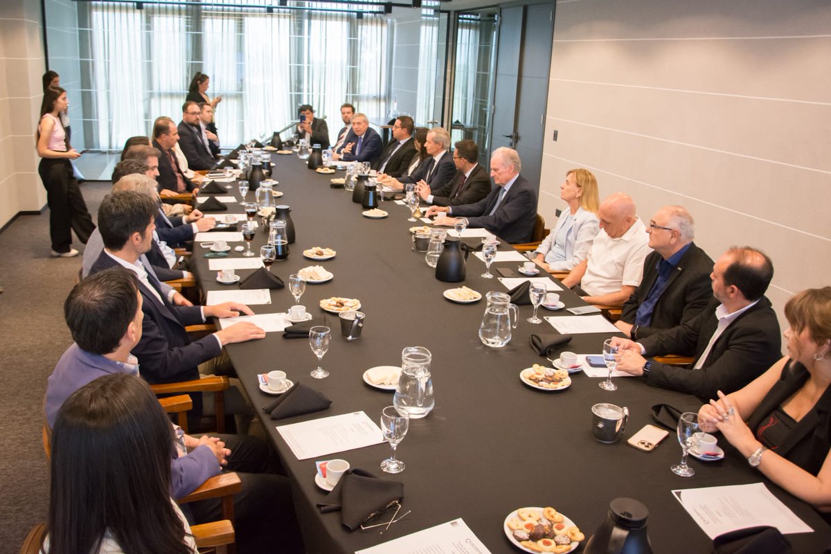 Fortaleciendo lazos con la Región de Coquimbo 🇦🇷🤝🇨🇱

En la ciudad de Córdoba recibimos al gobernador de la Región de Coquimbo (Chile), <a href="/cristobaljuliav/">Cristóbal Juliá de la Vega</a>, junto a parte de su gabinete. En la <a href="/LegislaturaCBA/">Legislatura de Córdoba</a> junto a la Vicegobernadora <a href="/myriprunotto/">Myrian Prunotto</a> mantuvimos un encuentro del que