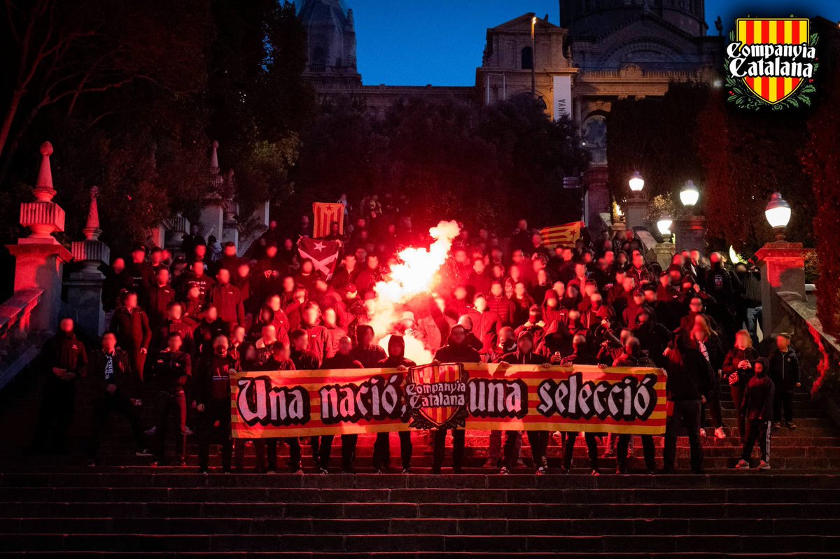 ReducteGG's tweet image. La Gran Companyia Catalana vam ser ahir a Montjuïc defensant la nostra selecció. 
Tot i els impediments i la persecució de la FCF i cossos policials, ambient de gala i unitat a les grades.