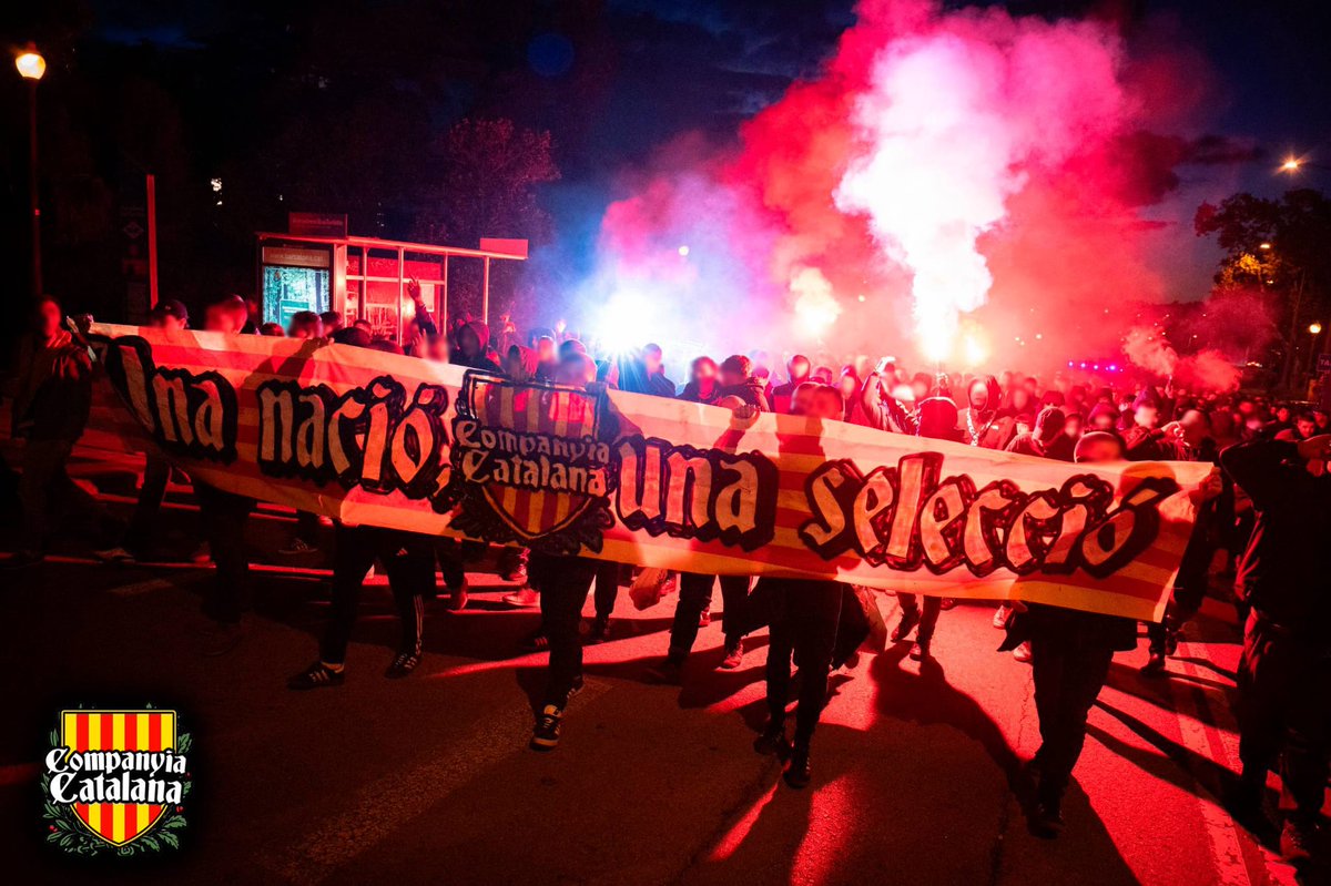 ReducteGG's tweet image. La Gran Companyia Catalana vam ser ahir a Montjuïc defensant la nostra selecció. 
Tot i els impediments i la persecució de la FCF i cossos policials, ambient de gala i unitat a les grades.