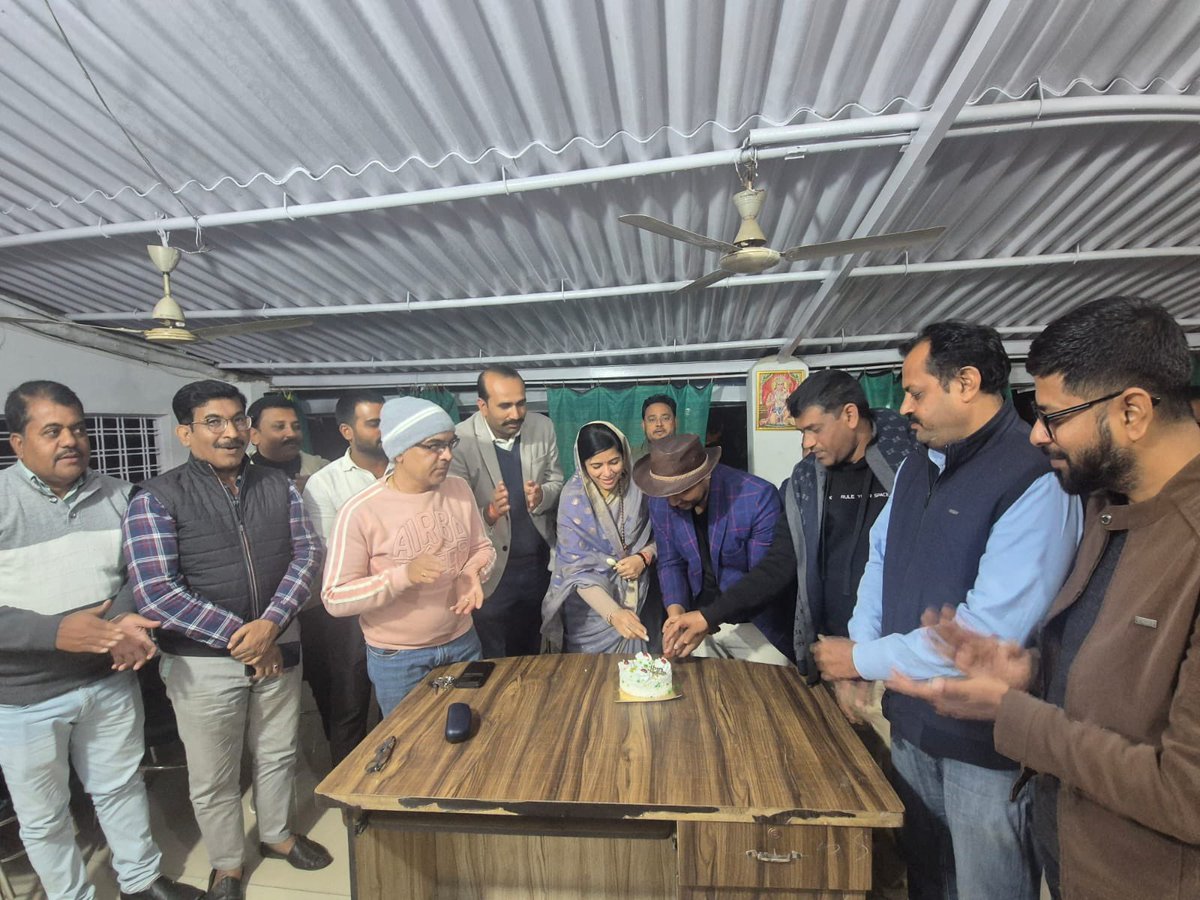 RitiPathakOffc's tweet image. आज सीधी आवास पर माननीया विधायक श्रीमती @RitiPathakSidhi जी की उपस्थिति में प्रदेश युवा मोर्चा सहकोषाध्यक्ष श्री विवेक सिंह जी का जन्मदिवस मनाया गया। 

माननीया विधायक जी ने जन्मदिवस पर उन्हें शुभकामनाएं प्रेषित किया।

@VivekSChauhan19