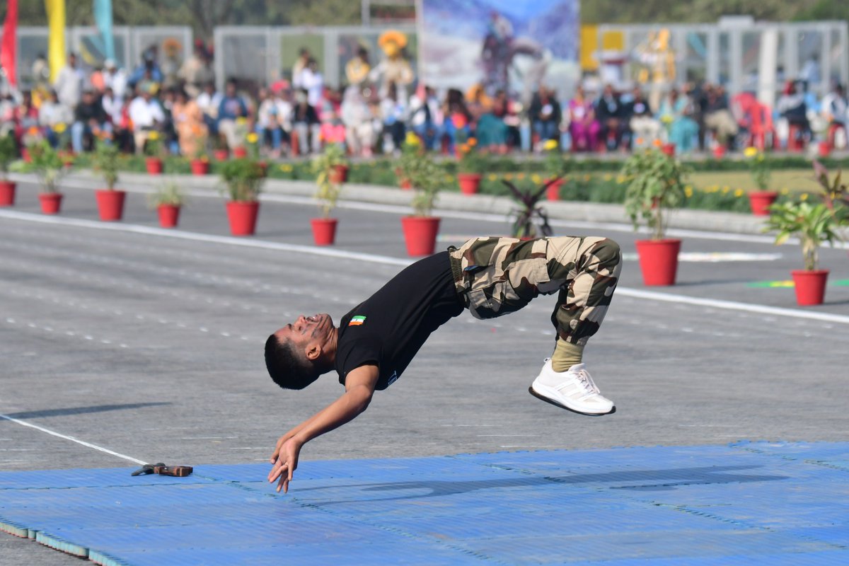 CISFNORTHEAST's tweet image. Newly trained CISF jawans displaying impressive skills and discipline! 
Proud to share these powerful moments captured during their training.
Salute to their dedication and service.
#CISF #Training #India #SecurityForces #Shieldofsecurity
@CISFHQrs @CISFTraining