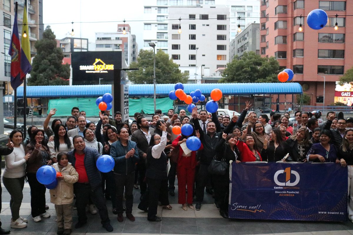 Mientras unos se atribuyen la victoria del pueblo, y otros se cierran el micrófono, lo único que es claro es que ambos NO entendieron nada. Se parecen tanto...

Nosotros caminamos construyendo la tercera vía #LaNuevaCulturaPolitica desde el territorio.