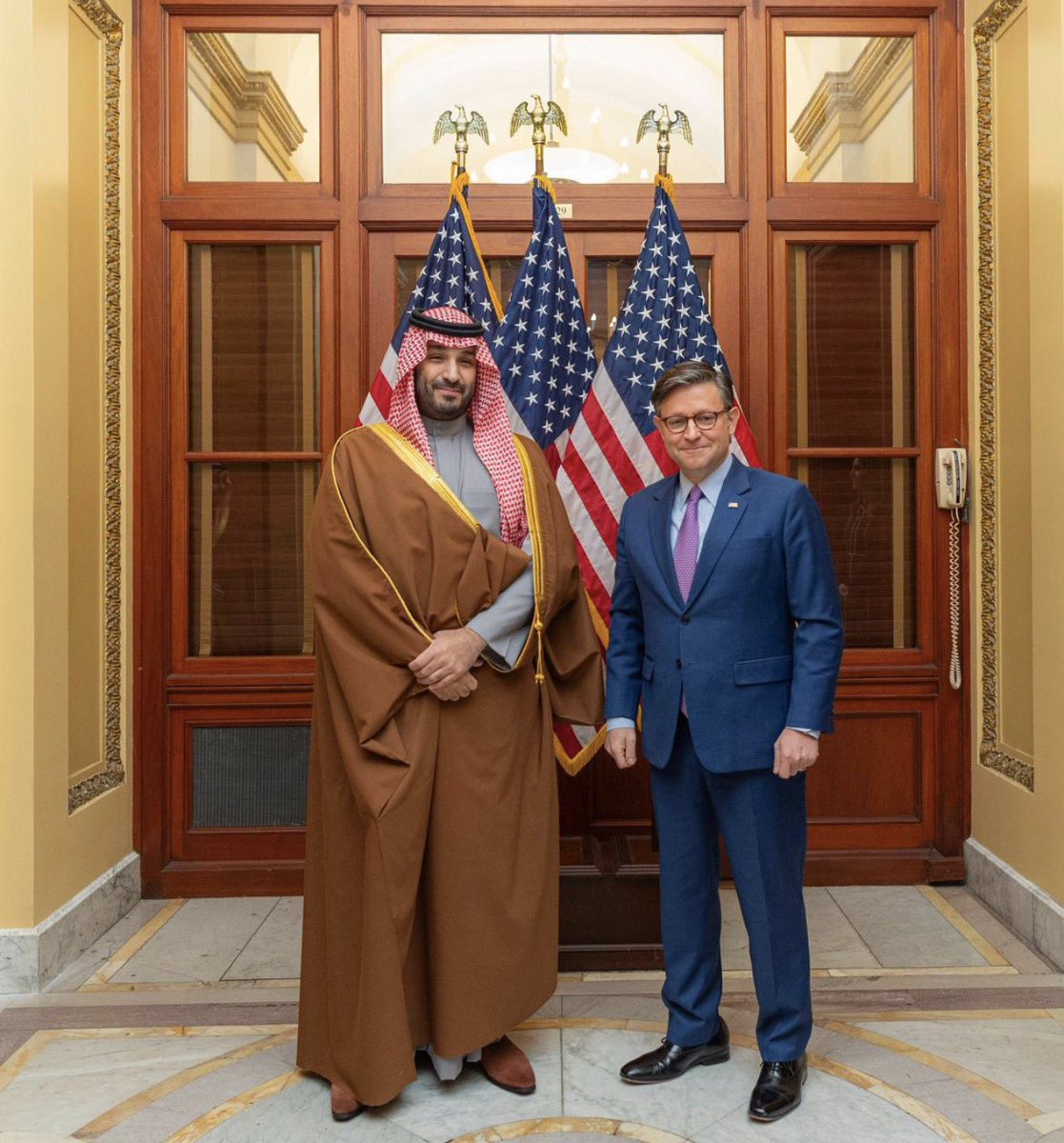 mfu46's tweet image. رئيس مجلس النواب الأمريكي مايك جونسون يجتمع مع ولي العهد السعودي الأمير محمد بن سلمان في الكونغرس.