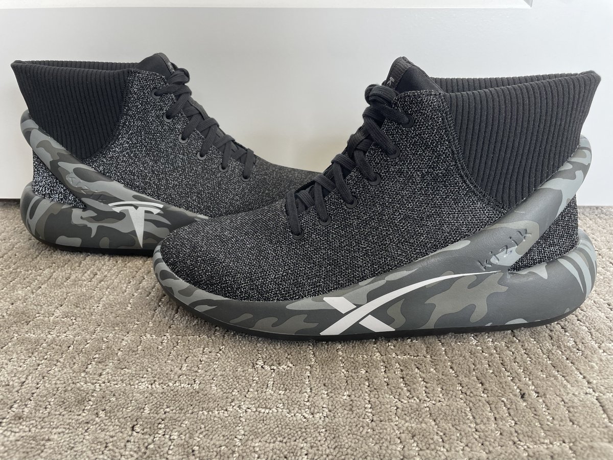 昨晚 Elon 出席晚宴，一身西装却搭配运动鞋，颇为吸睛。
这双鞋由 <a href="/wearkizik/">Kizik</a> 于2023年定制赠送：
左脚 <a href="/Tesla/">Tesla</a> ⚡️ 右脚 <a href="/SpaceX/">SpaceX</a>  🚀
正式场合的低调叛逆。👟