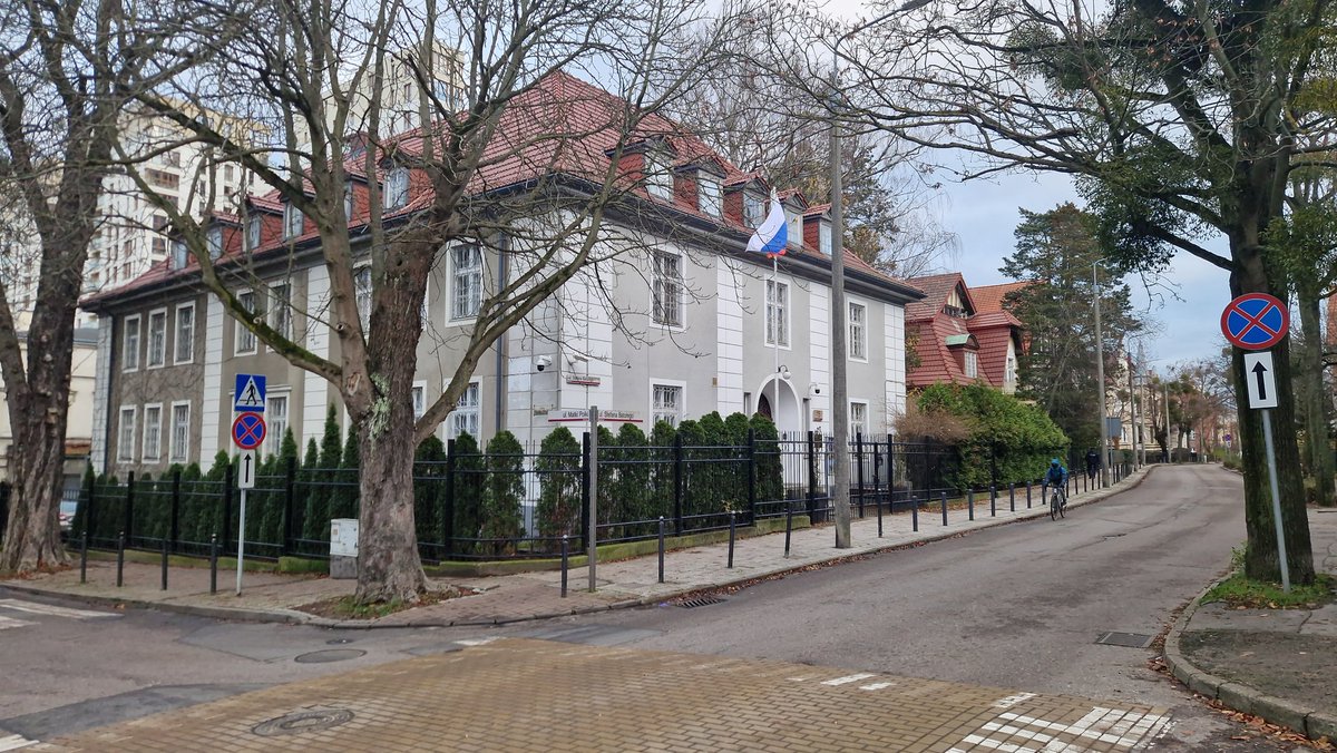 Konsulat Generalny Federacji Rosyjskiej w Gdańsku 🇷🇺

Spokojnie, ekipa z Polsat News nagrywała sobie przebitki, a okolice konsulatu patrolował policjant.

Wkrótce ta placówka wywiadu FR zostanie zlikwidowana.