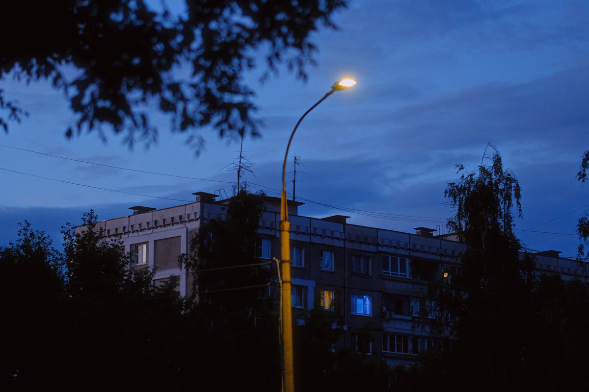 думаю, что ночные грузчики заслуживают того, чтобы войти в историю хотя бы за строчку "я хочу остановиться где-то между днём и ночью, когда небо ещё синее, а фонари уже включены"