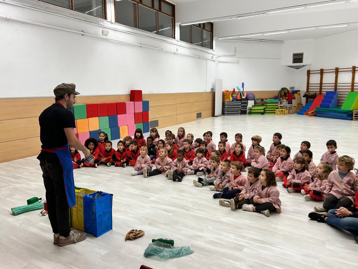 colmonalco's tweet image. 🇬🇧 TEATRE EN ANGLÈS A INFANTIL. The Jumping Ducks company  has visited our kids of I3, I4 and I5 with his play *Pinnochio*. The story has all the ingredients to have a good time: humour, music and puppets!
It has been wonderful!!!! 
#englishisfun #projectelingüístic #infantil