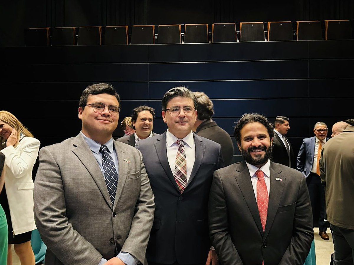 morenobaez's tweet image. Tuve la oportunidad de dialogar con actores clave durante el 4th #USMCA en Phoenix sobre la relevancia que reviste la frontera de #Nogales para el comercio bilateral. Gracias a @FDiazBar de @SE_MX y @jorgem_yescas por su valioso apoyo. 🇲🇽🫱🏾‍🫲🏼🇺🇸