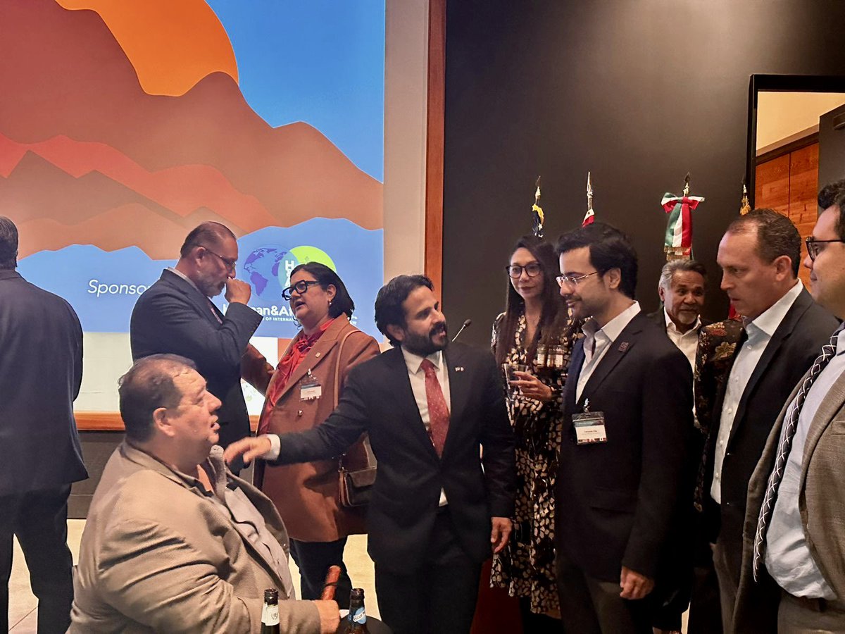 morenobaez's tweet image. Tuve la oportunidad de dialogar con actores clave durante el 4th #USMCA en Phoenix sobre la relevancia que reviste la frontera de #Nogales para el comercio bilateral. Gracias a @FDiazBar de @SE_MX y @jorgem_yescas por su valioso apoyo. 🇲🇽🫱🏾‍🫲🏼🇺🇸