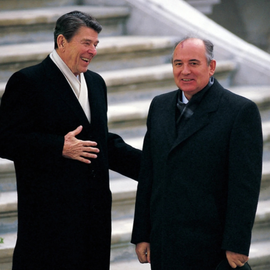 LiamOMaraIV's tweet image. On #ThisDayInHistory in 1985, #RonaldReagan first met #MikhailGorbachev in Geneva. In addition to ending the #ArmsRace, they discussed whether each would help the other in a hypothetical alien invasion. Reagan noted later that "we are all human beings... on this Earth together".